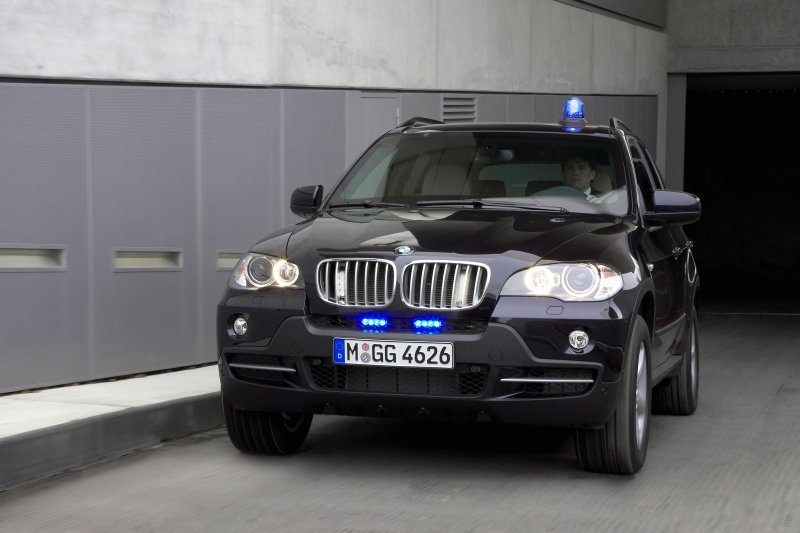 BMW представи брониран SUV, който издържа на атака от AK-47
