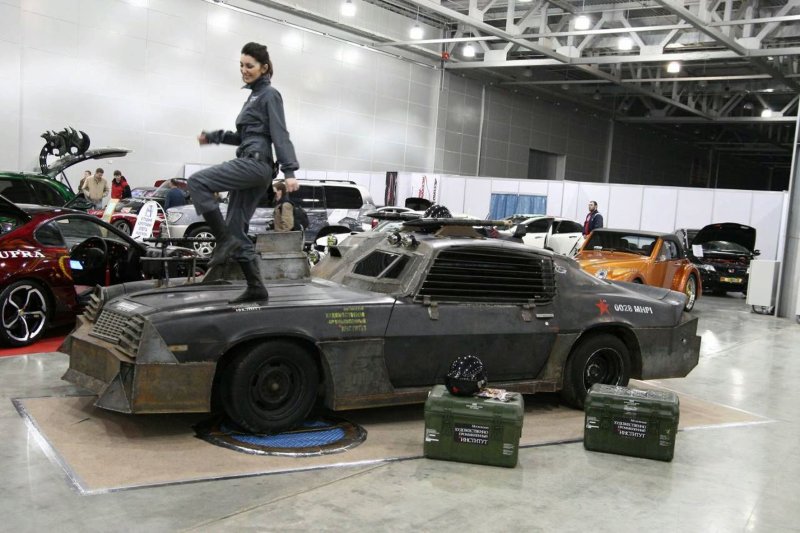 Руснаци сложиха бойни картечници на Chevrolet Camaro