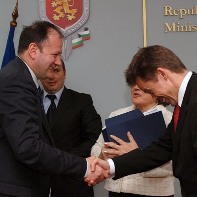 През 2009 г. Михаил Миков подписа договор за новите биометрични паспорти с Йоахим Виснер, управител на “Сименс” ЕООД