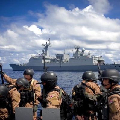 Военни охраняват корабите в Аденския залив от пиратите
