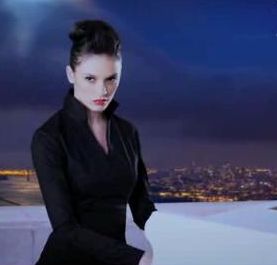 Вижте коя е красивата ”пианистка” от новия клип на Миро