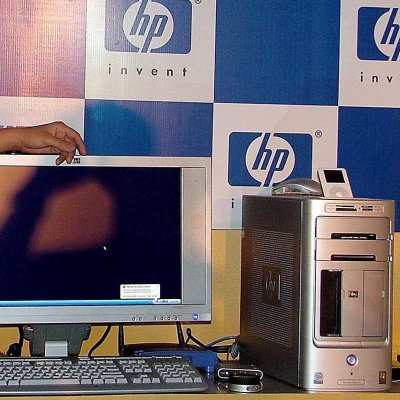 Работници държат шефове в плен