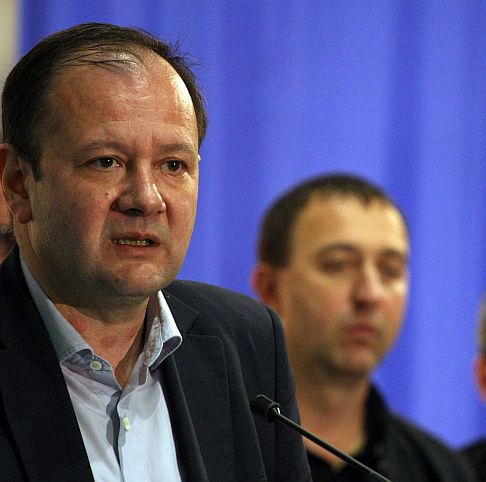 Миков затваря окото на камерите