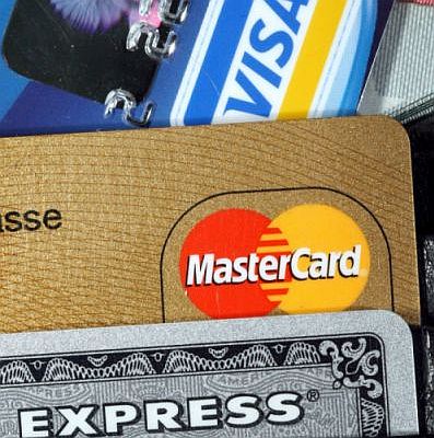 На 1 кредитна карта се падат по 7 дебитни карти