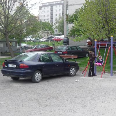 Майки и малчугани са принудени да маневрират между паркирани автомобили