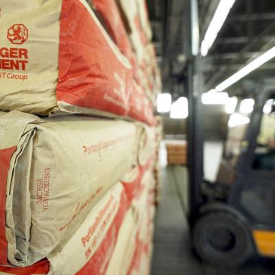 Пуснаха за продажба спорния турски цимент