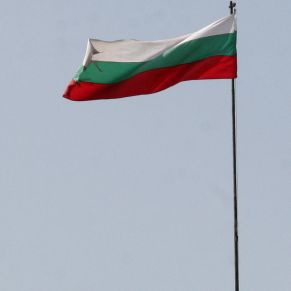 Институции получиха националния флаг за 3 март