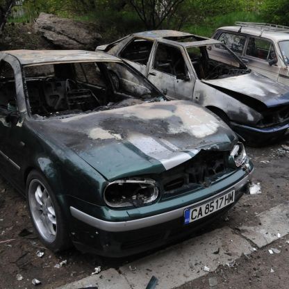 Четири коли изгоряха в софийска автокъща