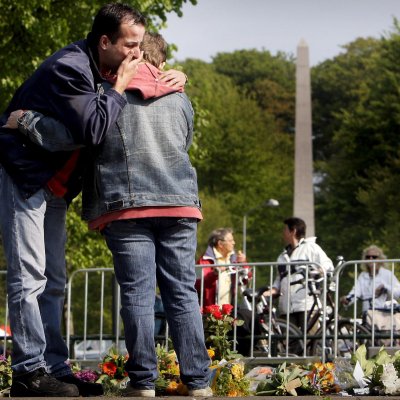 В памет на жертвите на атентата холандиците оставяха цветя на лобното място