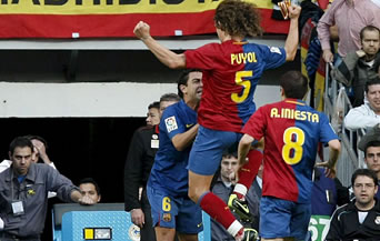 Карлос Пуйол ликува след като отбеляза гол във врата на Реал Мадрид