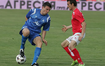Футболисти на Левски и ЦСКА по време на мач между вечните съперници