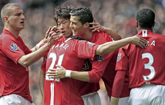 Футболистите на Манчестър Юнайтед ликуват след гола на Кристиано Роналдо