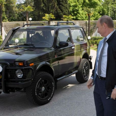 Путин се хвали с новата си ”Нива” пред репортери