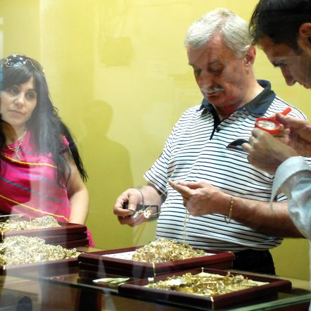 Килограми накити, за които са подозира, че са конрабандно внесени в страната, бяха иззети от магазини в Хасково