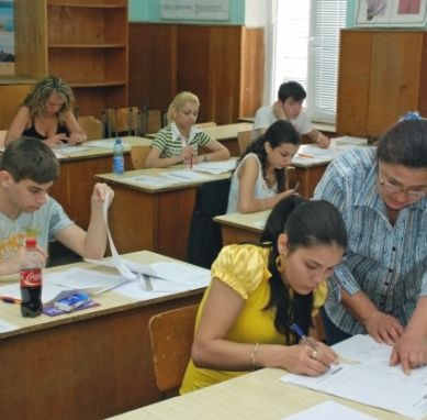 Хванаха ученичка със слушалка на матурата