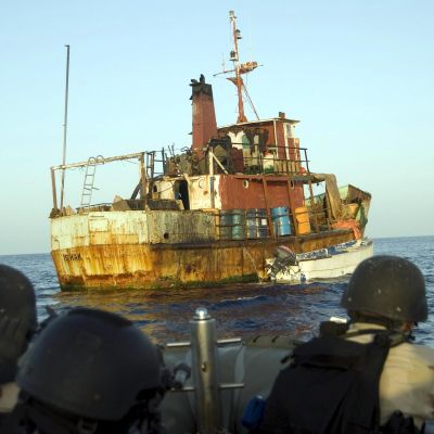 Военни от европейската антипиратската мисия Навфор са взели на мушка пиратски плавателен съд