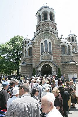 Близки, колеги и приятели чакаха часове пред църквата