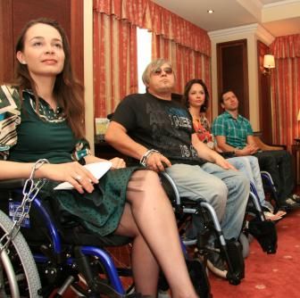 Дидо, Орлин Павлов и Вики се оковаха за инвалидни колички