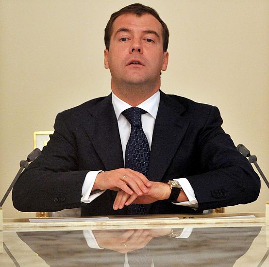Дмитрий Медведев каза, че отменя либерализираните норми, защото руснаците още не са готови
