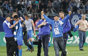 Разгневени фенове на Левски опитаха да линчуват футболистите и Достанич