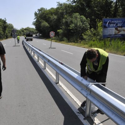 Работници монтираха разделителна мантинела на пътя Бургас - Созопол