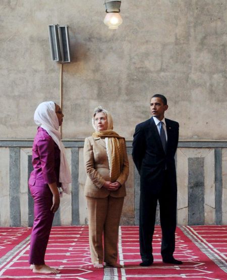 Обама и Хилари Клинтън в историческата джамия  Султан Хасан