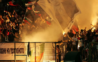 Феновете се конфронтирали след мача около стадиона на КПР - Лофтъс