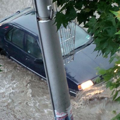 Реки от дъжд заляха и улиците в Дупница (Снимка архив)