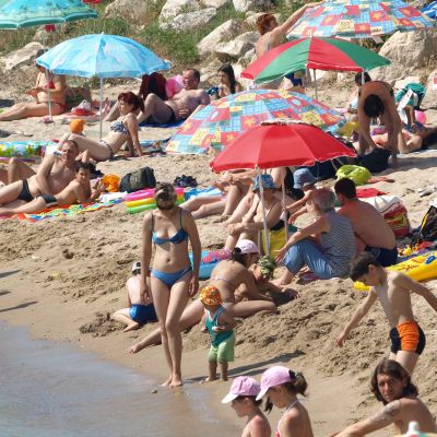 Туристи бъркат водорасли с нефтени петна