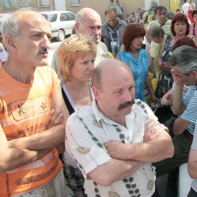 Шефовете се спасяват като замразяват заплатите