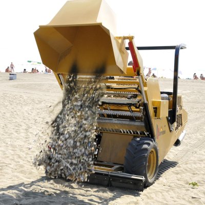 Модерна машина чисти бургаския плаж