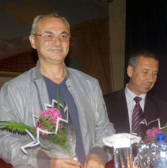 Ахмед Доган на предизборна обиколка в Гърмен през юни 2009 г. - до него е Ахмед Башев