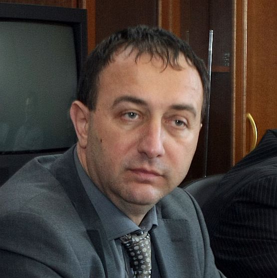 Роман Василев съобщи, че данъчният служител е заловен в момент на получаване на първата вноска - 5 хиляди лева