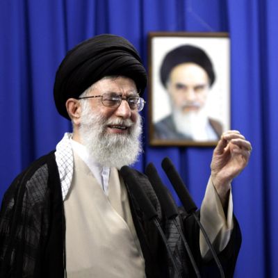 Аятолах Али Хаменей помилва ”бащата на блоговете” в Иран