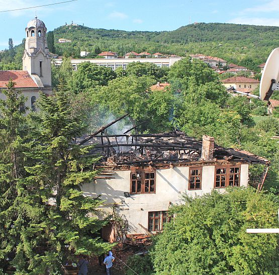 Двамата не могли да излязат от къщата си заради решетки на прозорците