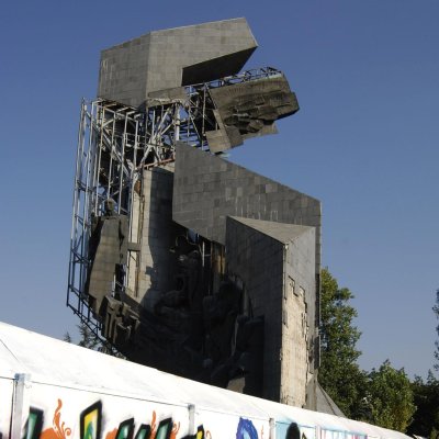 Творци блокират кръстовище в защита на паметника до НДК