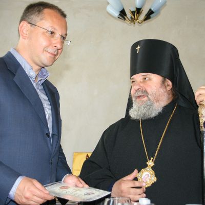 Премиерът бе посрещнат от Великотърновския митрополит Григорий