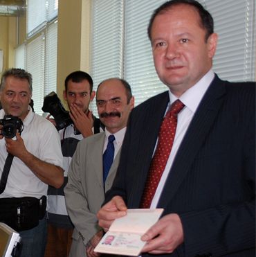 Миков взе първия български биометричен паспорт