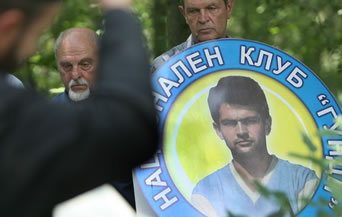 Бивши играчи, роднини, футболисти от юношеската школа на  сините  и привърженици на клуба почетоха паметта на легендите на Левск