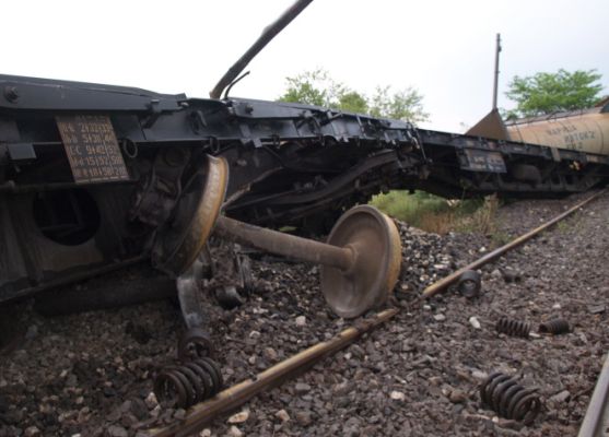 4 вагона от композицията са се обърнали