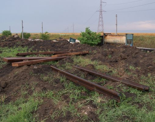 Релсите са открити на метри от мястото, където са били отрязани