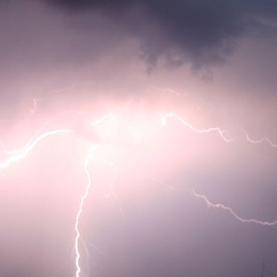 Учени създадоха кълбовидна мълния в лаборатория