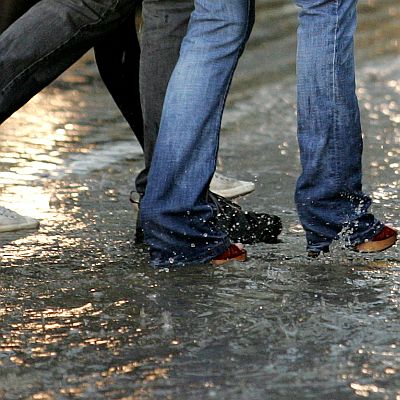 Заради обилния дъжд, който заваля в късния следобед вчера, за около час голяма част от улиците в Бургас бяха наводнени
