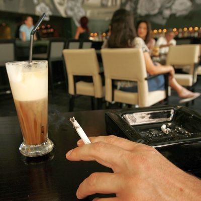 В заведенията, в които има помещения за пушачи, трябва задължително да има табела ”Място за пушене”