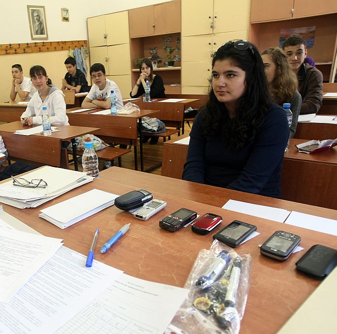 Седмокласниците държат днес 2 изпита по български и литература