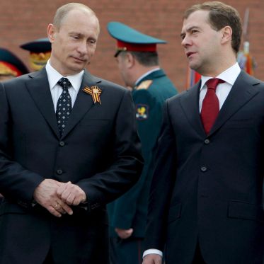 Путин пак се разменя с Медведев за президент