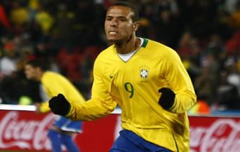 29-годишният голмайстор, който вкара три гола за Бразилия на Мондиал 2010, е освен това трансферна цел на Милан и Тотнъм