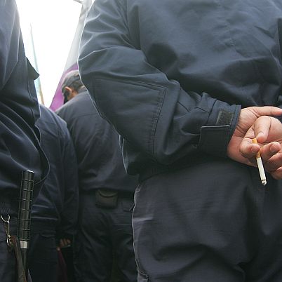 Тълпа линчува полицаи, прибрали техен съсед