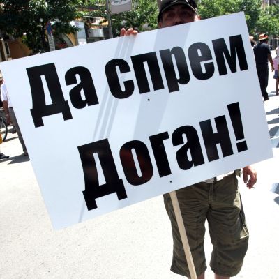 Хората на Янев обсадиха централата на Доган
