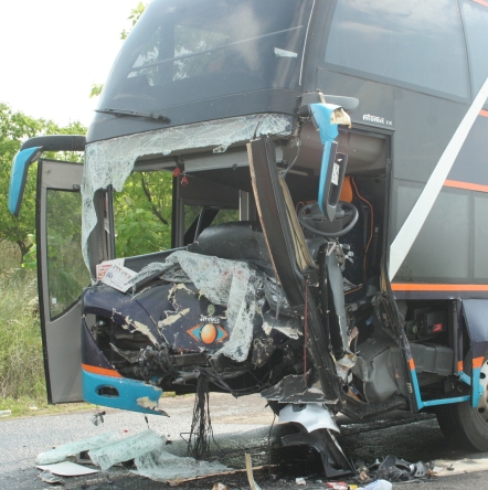 Тежко ударен е и автобусът - ранен е шофьорът, който е със счупен крак